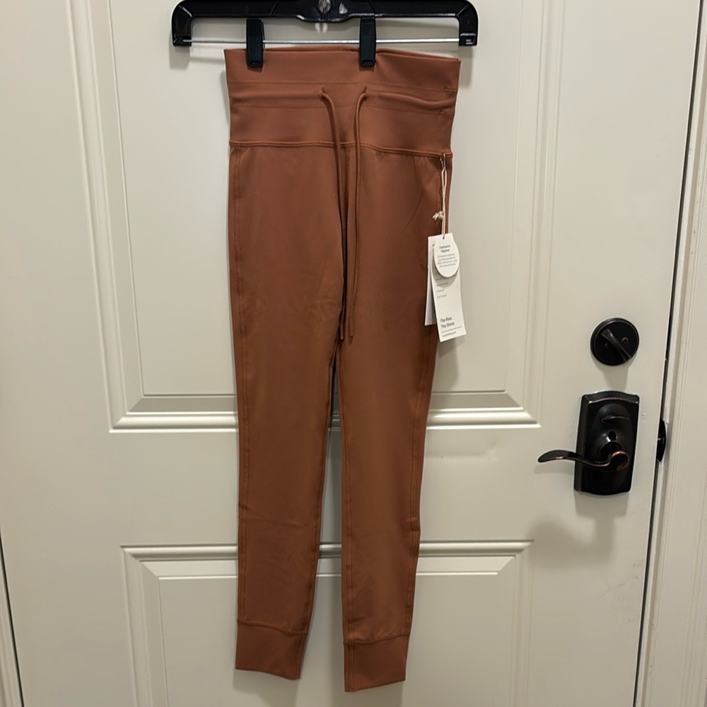 Vuori Daily Legging in color light penny. Size xs. New with tags.